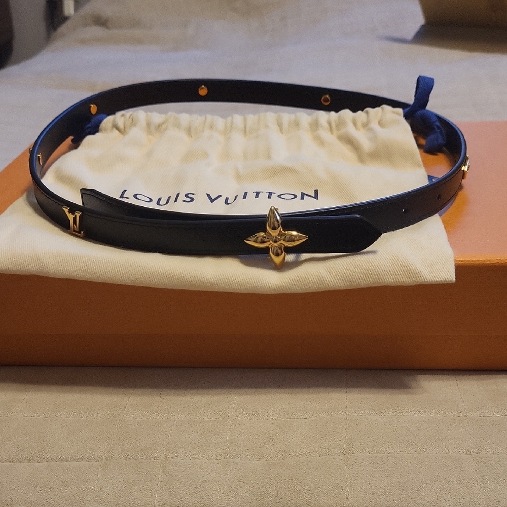 Louis Vuitton Slim Black Leather 70 cm Belt with Gold Fleur Charm  15 mm - Picture 4 of 6